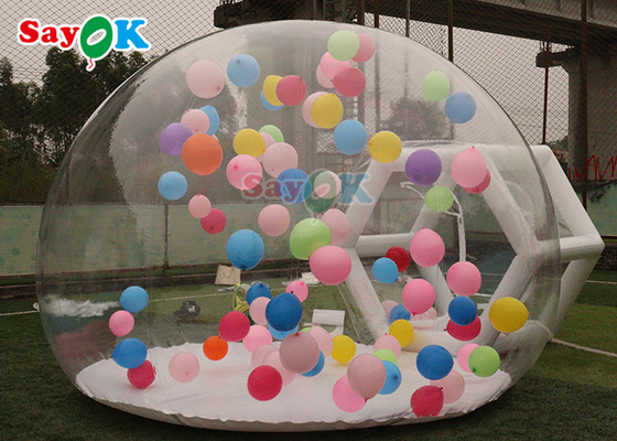 Раздувные воздушные шары клокочут пузыря свадебного банкета семьи пузыря шатра купола комната прозрачного ясная для располагаться лагерем